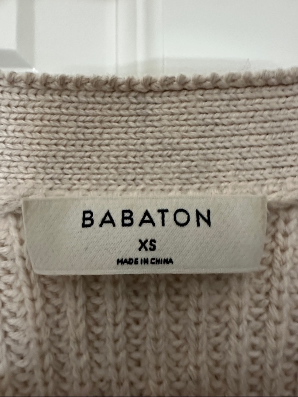 Aritzia Babaton Canberra 100% Merino Wool Cropped V‑Neck Button Cardigan Cream - Picture 3 of 9